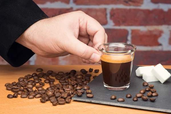 Kopp kaffe med hand — Stockfoto