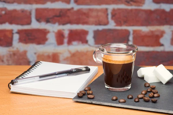 Tazza di caffè con taccuino — Foto Stock