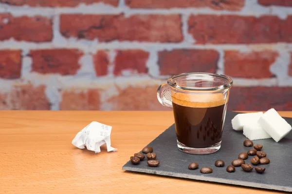 Tazza di caffè con bolletta — Foto Stock