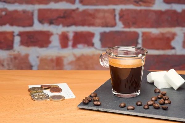 Tasse Kaffee mit Rechnung — Stockfoto
