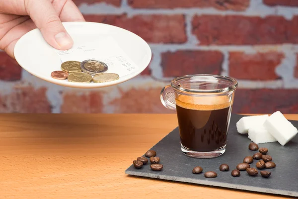 Tazza di caffè con bolletta — Foto Stock