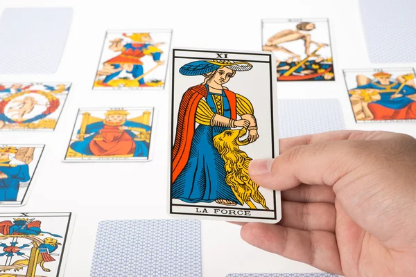 Tarot ziehen: Stärke — Stockfoto