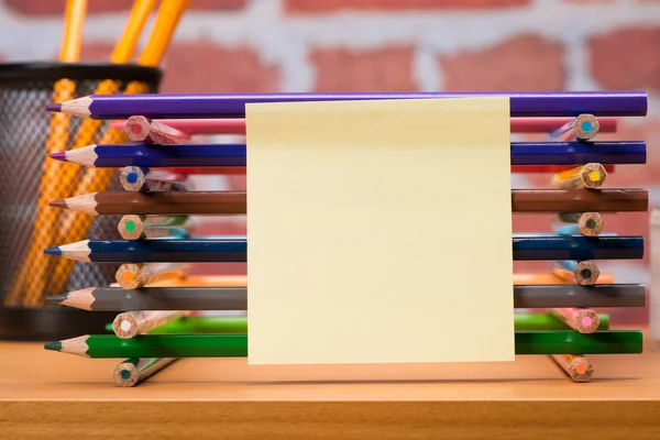 Stůl s školní potřeby a pastelky — Stock fotografie