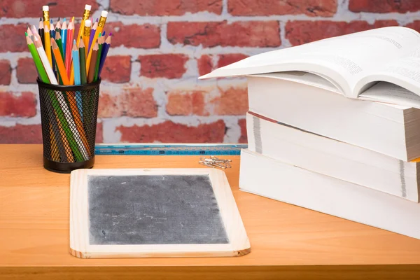 Bureau avec fournitures scolaires et ardoise — Photo