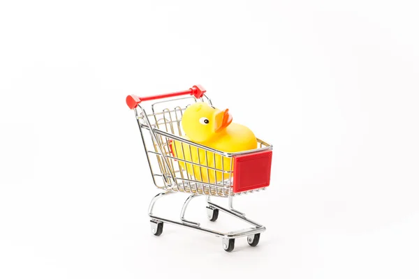 Caddy ördek ile alışveriş için — Stok fotoğraf