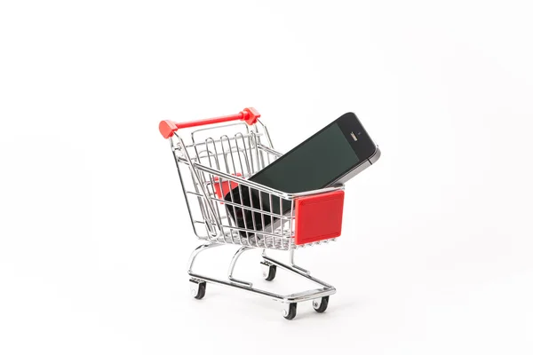 Caddy zum Einkaufen mit Smartphone — Stockfoto