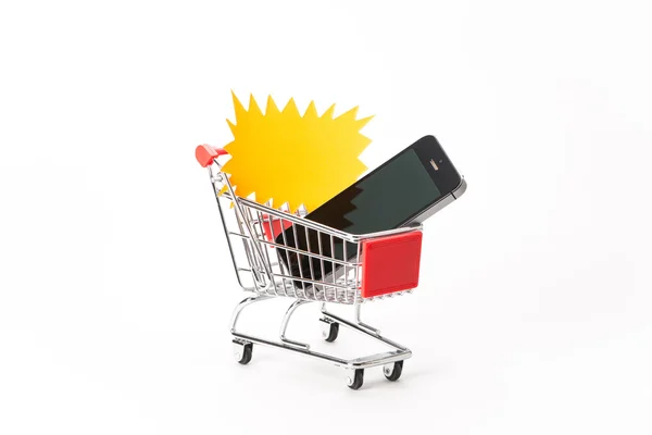 Caddy para ir de compras con smartphone — Foto de Stock