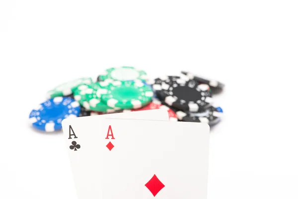 Cartões com fichas de poker — Fotografia de Stock