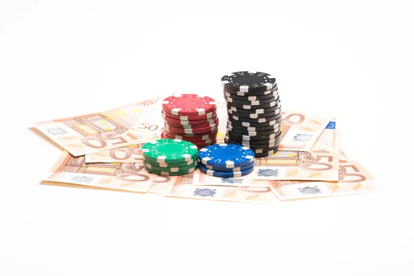 Dinheiro com fichas de poker — Fotografia de Stock