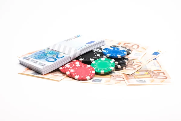 Dinero con fichas de poker — Foto de Stock