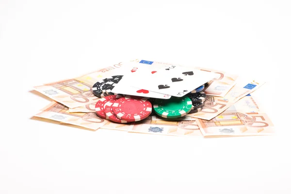 Soldi con fiches e carte da poker — Foto Stock