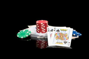 Poker kartları fişleri ile