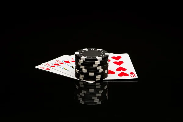 Poker kaarten en chips — Stockfoto