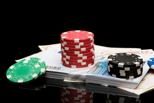 Fichas de poker e dinheiro — Fotografia de Stock