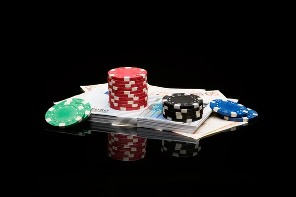 Poker fişleri ve para — Stok fotoğraf