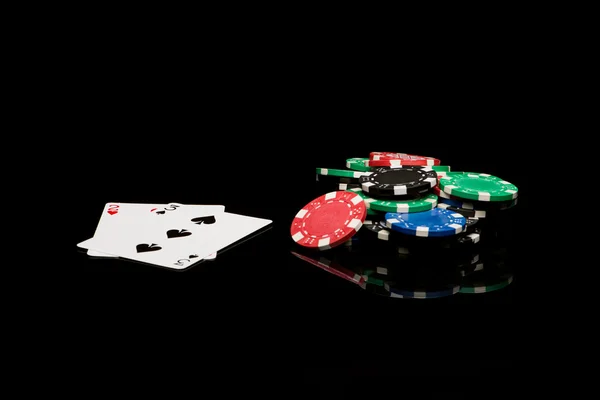 Carte da poker con chips — Foto Stock