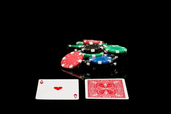 Cartões de poker com fichas — Fotografia de Stock