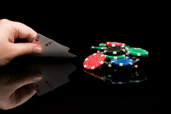 Cartões de poker com mão — Fotografia de Stock