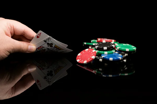 Покер карты с рукой — стоковое фото