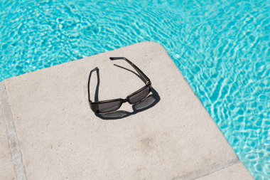 Yüzme Havuzu ve güneş gözlüğü