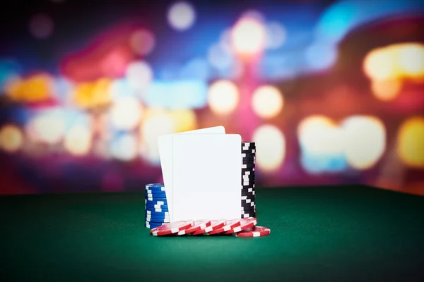Jetons de poker avec des cartes blanches — Photo