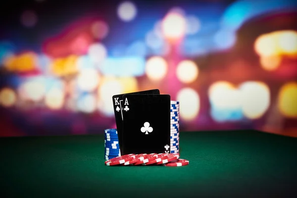 Poker žetony s černým karet — Stock fotografie