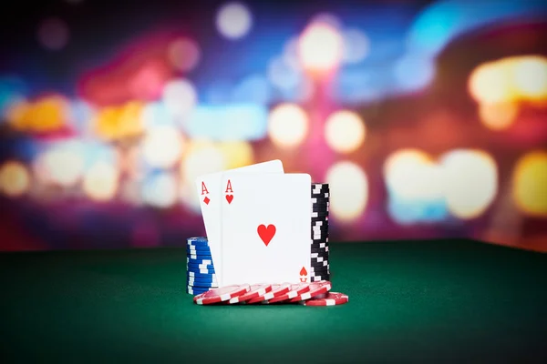 Fichas de poker com cartas aces — Fotografia de Stock