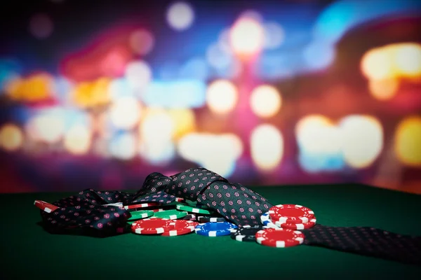 Fichas de poker com gravata — Fotografia de Stock