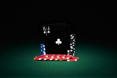 Siyah kartları çifti ile masada Poker fişleri