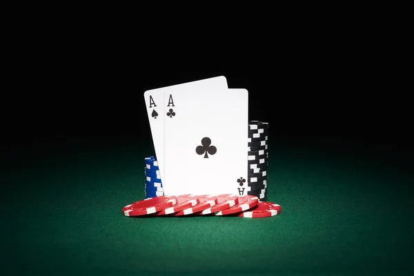 Fichas de poker na mesa com cartas ases — Fotografia de Stock