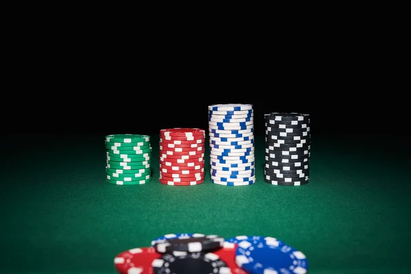 Poker chips op tafel — Stockfoto