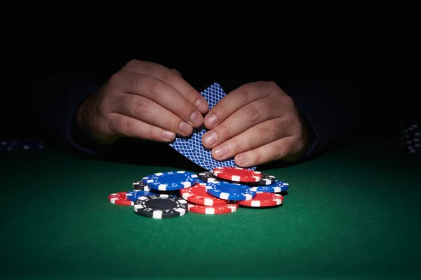 Fichas de Poker en mesa con las manos y tarjetas — Foto de Stock