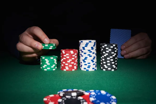 Poker chips op tafel met handen en kaarten — Stockfoto