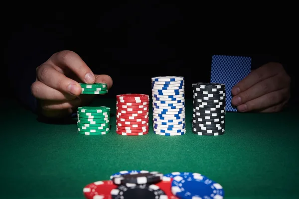 Fichas de Poker en mesa con las manos y tarjetas — Foto de Stock