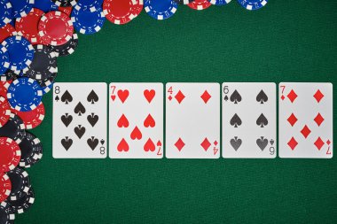 Kartlar masada Poker fişleri