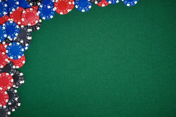 Покер фишки на столе — стоковое фото