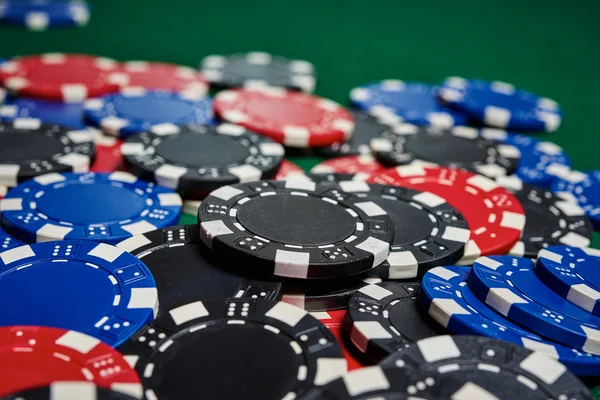 Poker chips på bordet — Stockfoto