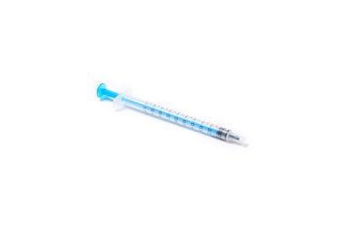 Şırınga beyaz arkaplanda izole edildi