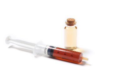 Beyaz arka plan üzerinde izole doğal ilaç ile şırınga