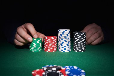 Elinizle masada Poker fişleri