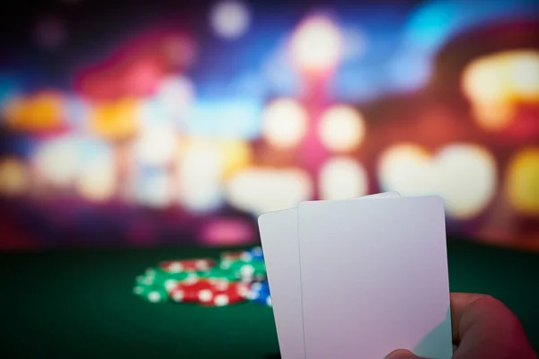 Chips di poker con carte vuote — Foto Stock