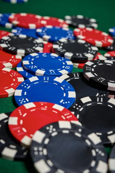 Poker žetony na stole — Stock fotografie