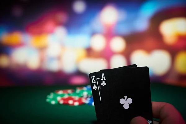 Chips di poker con carte — Foto Stock