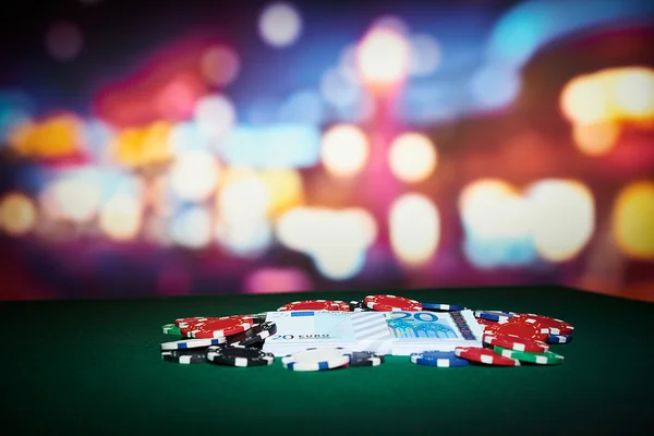 Покерные фишки с деньгами — стоковое фото