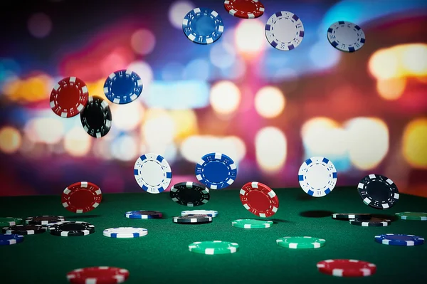 Pokerchips auf dem Tisch — Stockfoto