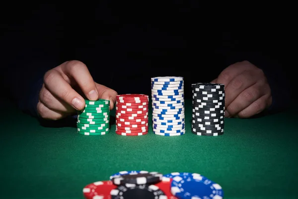 Fichas de poker na mesa com as mãos — Fotografia de Stock