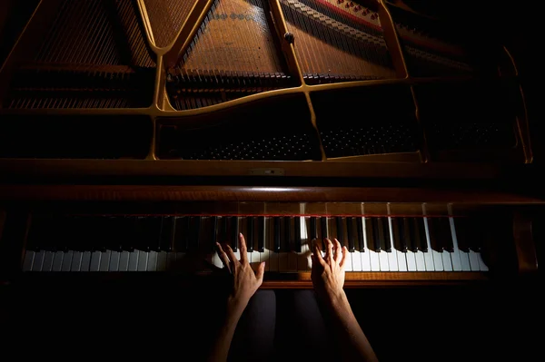 Kobieta z rąk na klawiaturze fortepianu w nocy zbliżenie — Zdjęcie stockowe