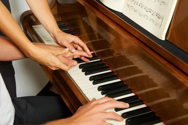 Mulher está ensinando o piano close-up — Fotografia de Stock