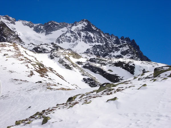 Paisaje de las montañas bajo la nieve — Foto de Stock