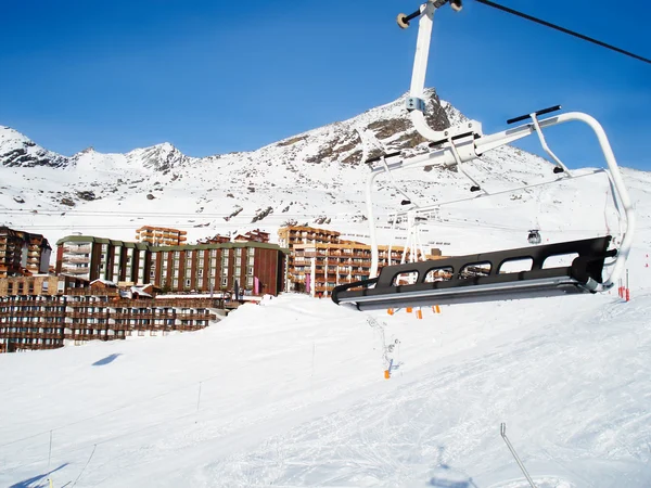 Elevador de cadeiras em montanhas sob neve — Fotografia de Stock